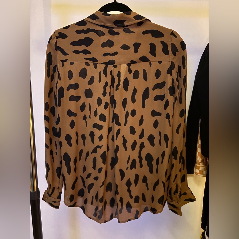 L'AGENCE Tan and Black silk patterned Blouse - Picture 2 of 6